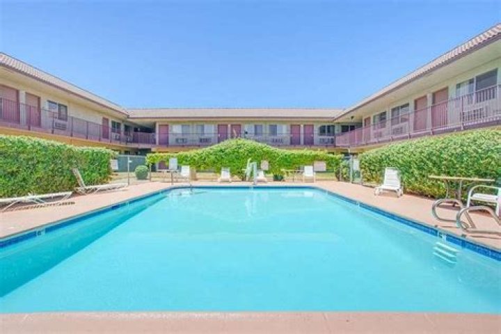 Coalinga Pool: Summer Fun Awaits!