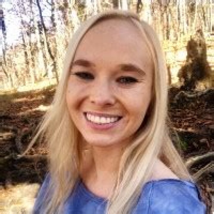 Adorable Courtney Sparrow: Facts & Photos