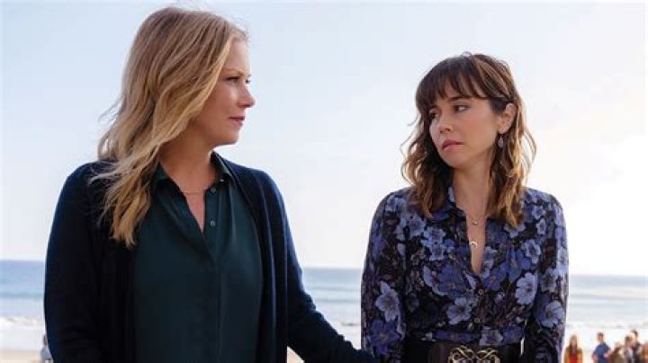 Does Linda Cardellini Smoke? Exploring the Lifestyle and Career of the Renowned Actress