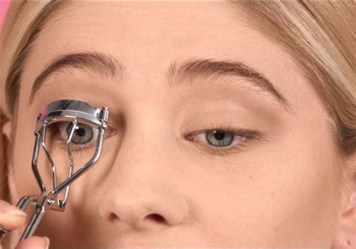 Unlocking Beautiful Eyes: The Ultimate Guide on How to Use a Lash Curler