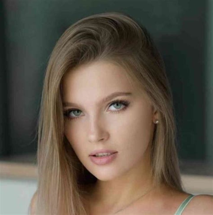 Miss Ellie Moore: A Rising Star in the World of Entertainment