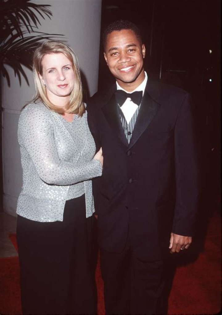 Sara Kapfer: The Rising Star in the Entertainment Industry